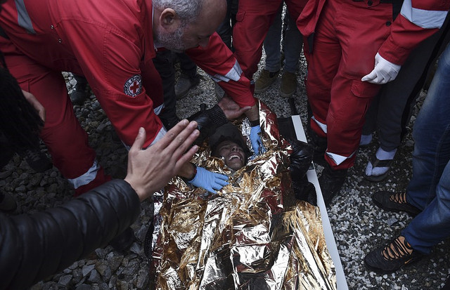 马其顿高竖栅栏挡移民 数百人冲袭边境警察 马其顿高竖栅栏挡移民 数百人冲袭边境警察