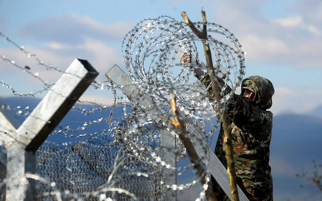马其顿高竖栅栏挡移民 数百人冲袭边境警察 马其顿高竖栅栏挡移民 数百人冲袭边境警察