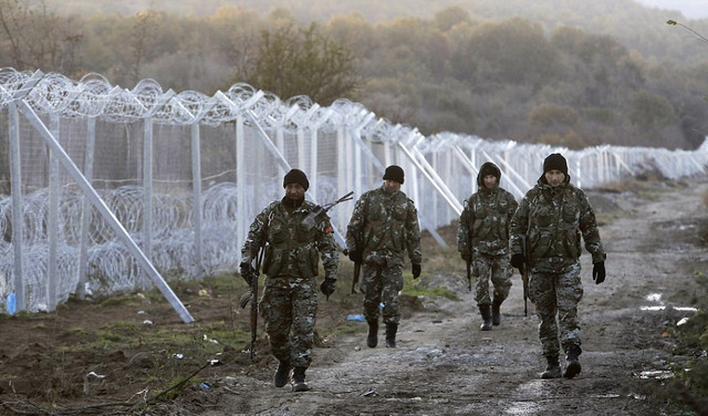 马其顿高竖栅栏挡移民 数百人冲袭边境警察 马其顿高竖栅栏挡移民 数百人冲袭边境警察