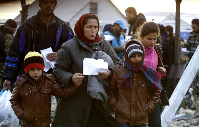 马其顿高竖栅栏挡移民 数百人冲袭边境警察 马其顿高竖栅栏挡移民 数百人冲袭边境警察
