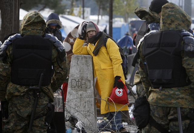 马其顿高竖栅栏挡移民 数百人冲袭边境警察 马其顿高竖栅栏挡移民 数百人冲袭边境警察