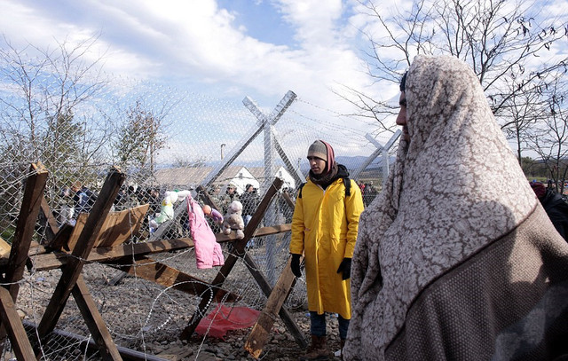 马其顿高竖栅栏挡移民 数百人冲袭边境警察 马其顿高竖栅栏挡移民 数百人冲袭边境警察