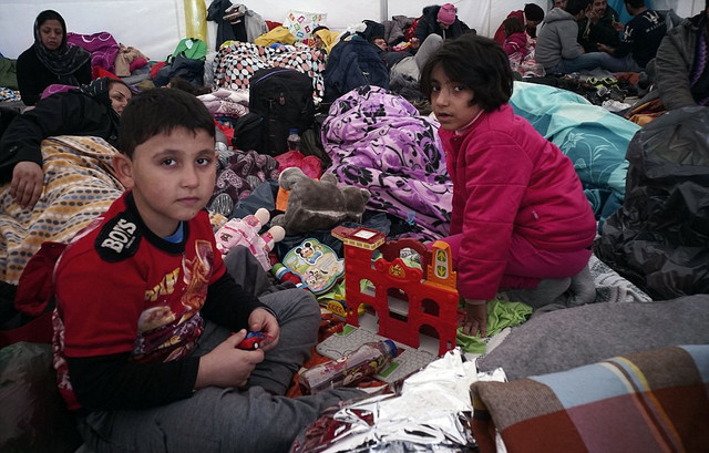 马其顿高竖栅栏挡移民 数百人冲袭边境警察 马其顿高竖栅栏挡移民 数百人冲袭边境警察