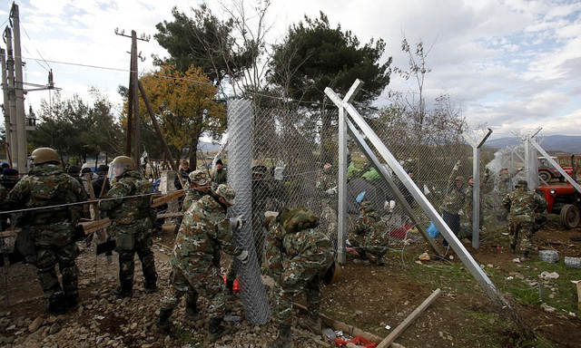 马其顿高竖栅栏挡移民 数百人冲袭边境警察 马其顿高竖栅栏挡移民 数百人冲袭边境警察