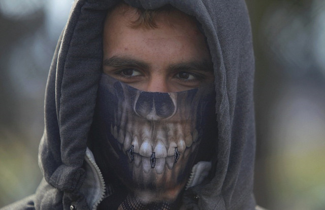 马其顿高竖栅栏挡移民 数百人冲袭边境警察 马其顿高竖栅栏挡移民 数百人冲袭边境警察