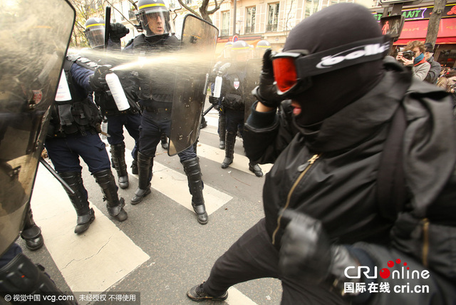 巴黎數千民眾集會抗議全球變暖與警察衝突