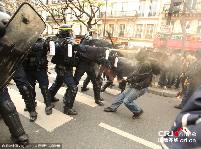 巴黎數千民眾集會抗議全球變暖與警察衝突
