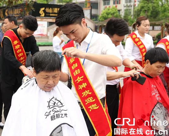 貴州福泉：青年志願者免費理髮倡文明