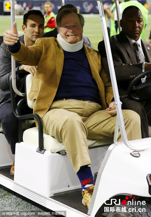 91歲老布什現身橄欖球賽場 此前曾傳病危