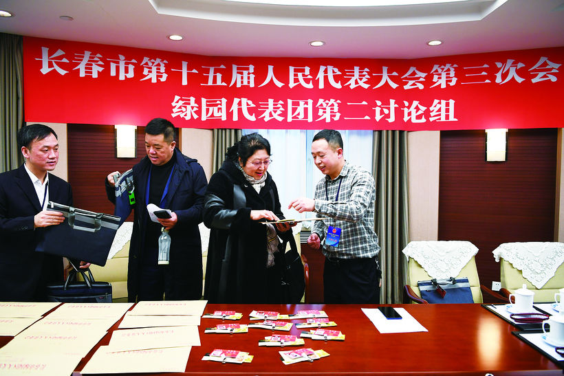 长春市十五届人大三次会议代表报到侧记