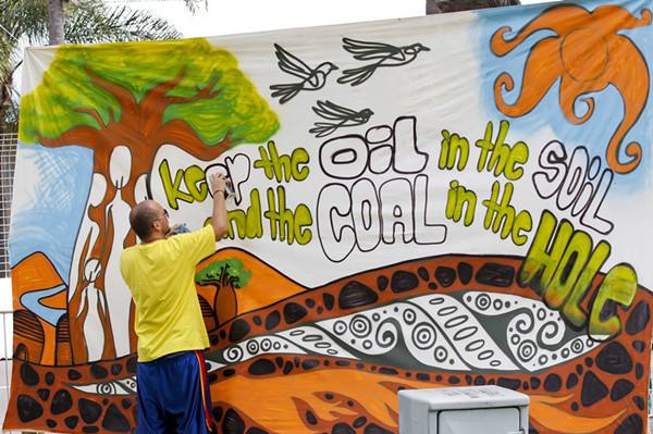 2011年11月30日,德班气候大会,一名环保人士在彩绘横幅.