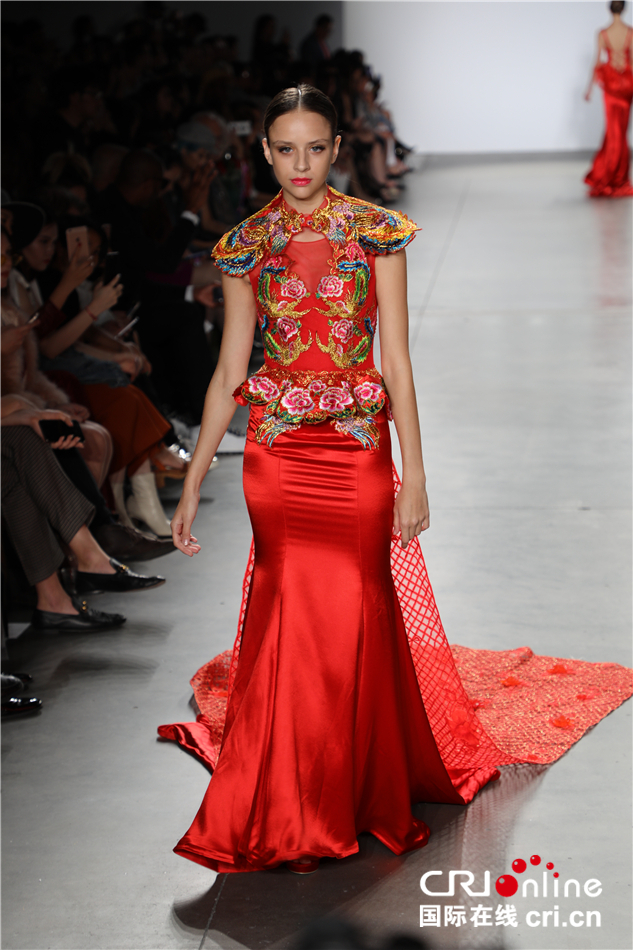 中国设计师婚纱惊艳亮相纽约时装周2018春夏季秀场