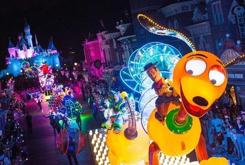 香港迪士尼光影匯夜間巡遊獲兩項世界級大獎