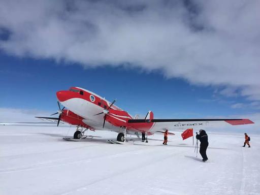 中国首架极地固定翼飞机成功飞抵南极中山站