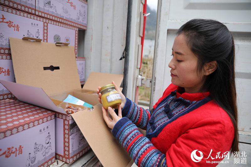 湖北鹤峰：消费扶贫进村来 贫困户笑颜开