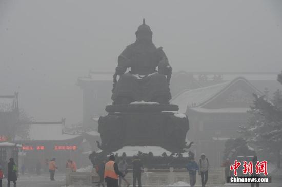华北黄淮遭遇大范围雾霾 多地重污染影响民众生活