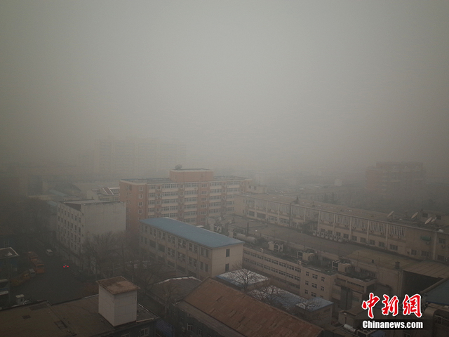 北京陷重度雾霾 白昼如夜建筑物“隐身”