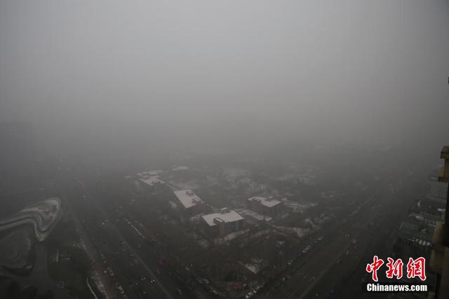 北京陷重度雾霾 白昼如夜建筑物“隐身”