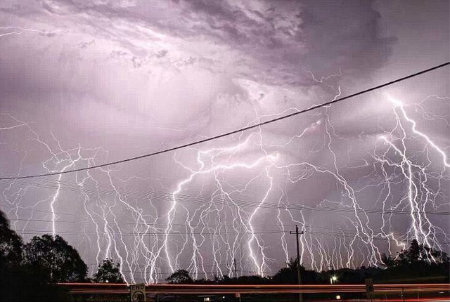 超10萬次雷電襲擊布裏斯班 電光沖天場面震撼