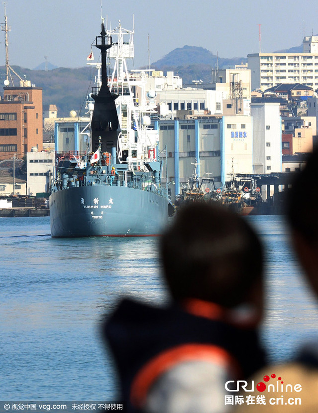 日本捕鲸船队出发前往南极海域