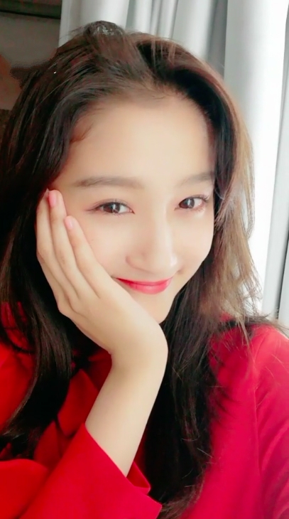 关晓彤亮丽红唇比心卖萌样样来 青春美貌很养眼