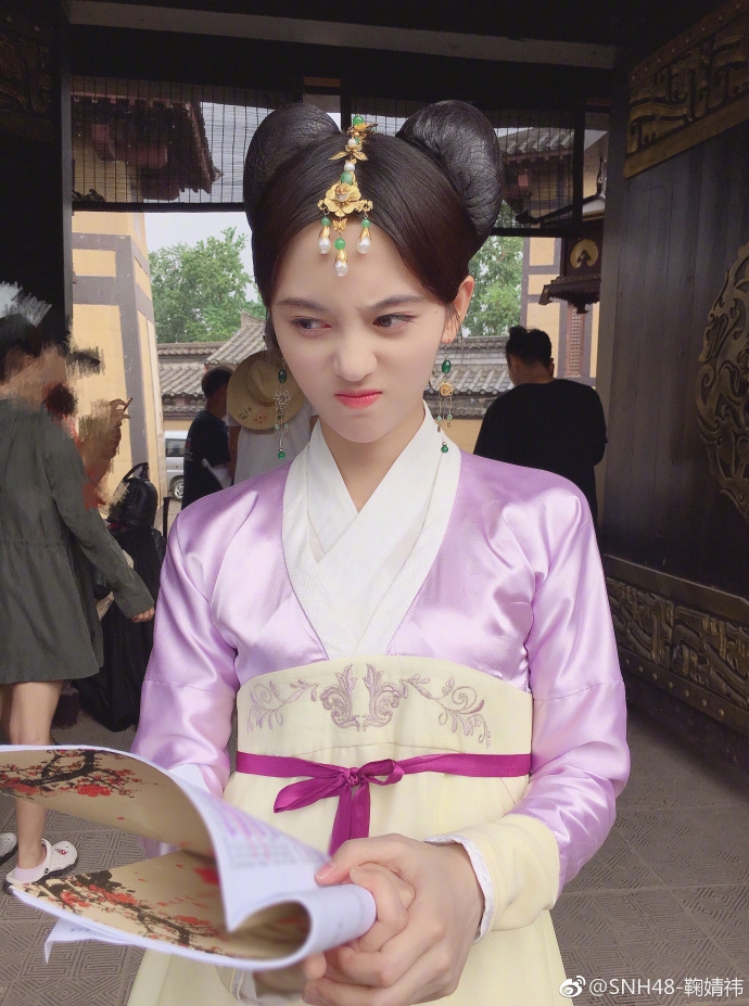 鞠婧祎古装剧梳米奇头下巴尖尖好似一颗爱心