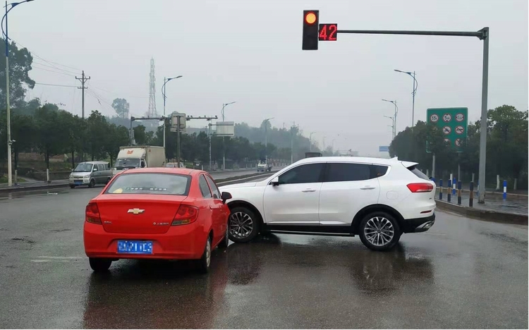 【B】重庆渝北：一驾驶员过分依赖导航闯红灯出事故