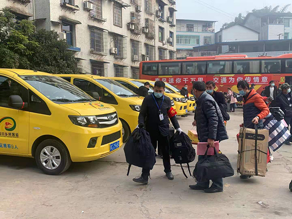 自贡集团于1月18日启动农民工返乡专车服务,采取"点到点,一站式"包车