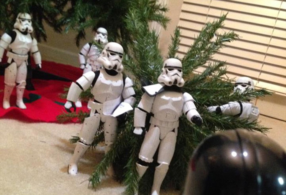 美父子摆拍趣味照片：“星战勇士”帮忙装饰圣诞树