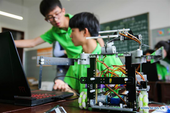 Mga estudyante, sumali sa robot competition sa Hunan