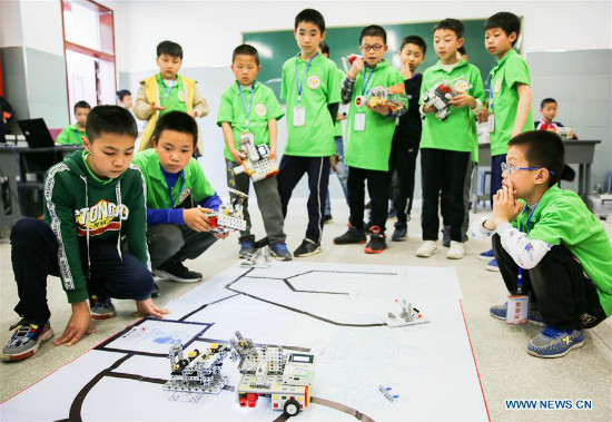 Mga estudyante, sumali sa robot competition sa Hunan