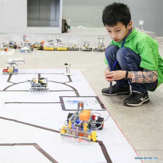 Mga estudyante, sumali sa robot competition sa Hunan