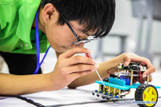 Mga estudyante, sumali sa robot competition sa Hunan