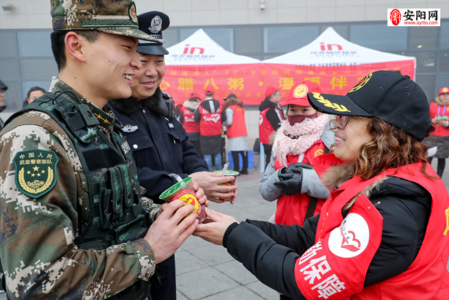 媒體申請轉發【河南在線-文字列表】【移動端-文字列表】安陽志願者臘八奉粥 284名志願者奉粥一萬餘份