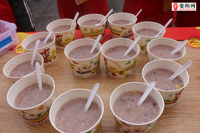 媒體申請轉發【河南在線-文字列表】【移動端-文字列表】安陽志願者臘八奉粥 284名志願者奉粥一萬餘份