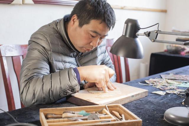 西安航空基地非遗匠人杨新虎：以刀代笔 书写皮影雕刻师的坚守