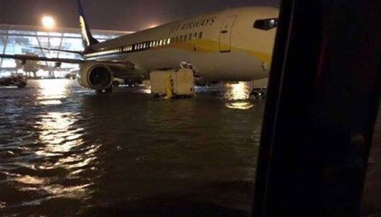 印度南部暴雨成灾致20万人逃离家园 机场被淹