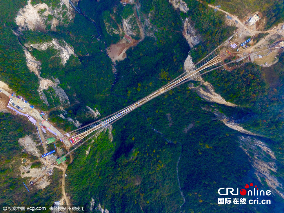 湖南张家界大峡谷玻璃桥成功合龙 为世界首创(组图)