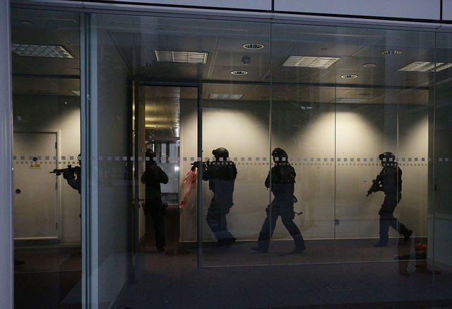 伦敦2000名警察武装演习 模拟应对IS恐袭