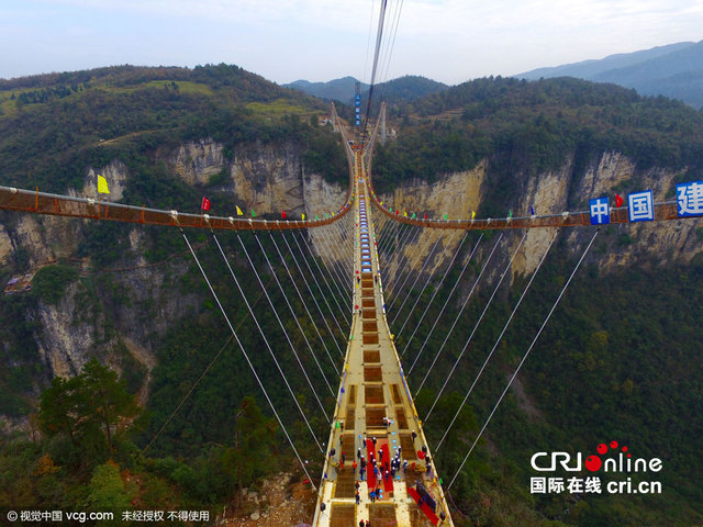湖南张家界大峡谷玻璃桥成功合龙 为世界首创