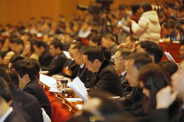 【两会专题 轮播图】河南省政协十二届二次会议在省人民会堂开幕