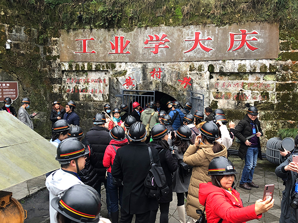 乐山犍为:嘉阳小火车开启"花季之旅"