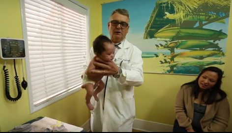 美国儿科医生展示"抱抱"大法 婴儿瞬间停止哭泣