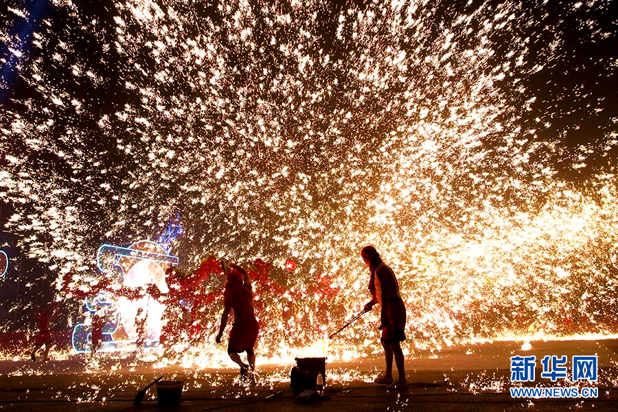首屆重慶銅梁中華龍燈藝術節開幕 “火樹銀花”點亮夜空