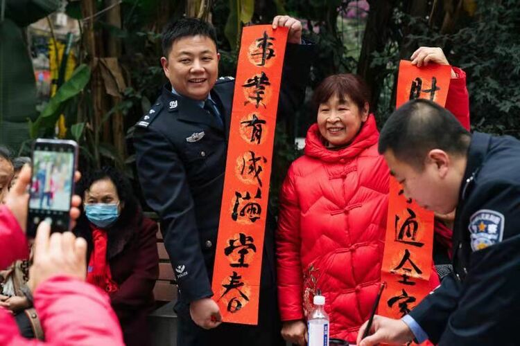 【B】重慶：渝中警方新春送“福” 宣傳“警快辦”