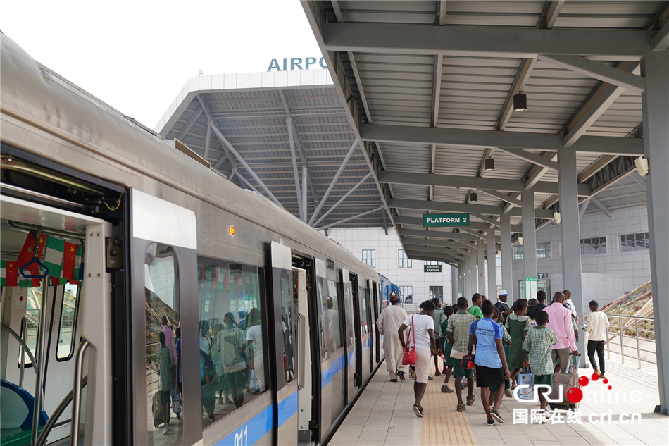 图片默认标题_fororder_6，阿布贾城铁与机场新航站楼无缝对接。  （王新俊 摄）.JPG