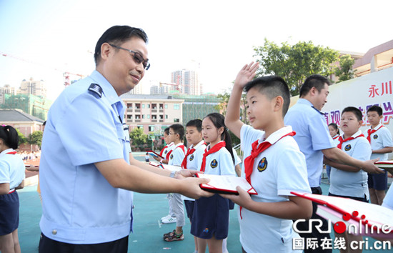 已过审【法制安全】禁毒征文比赛进校园 永川民警为获奖学生颁奖