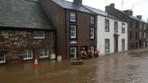 英暴雨成災部分地區水深及腰 軍方出動緊急救援