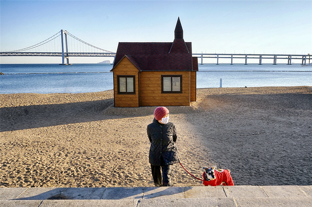 Walk at the Seaside_fororder_海邊漫步 基拉伊·拉斯洛·喬治KLGY_Liaoning_02