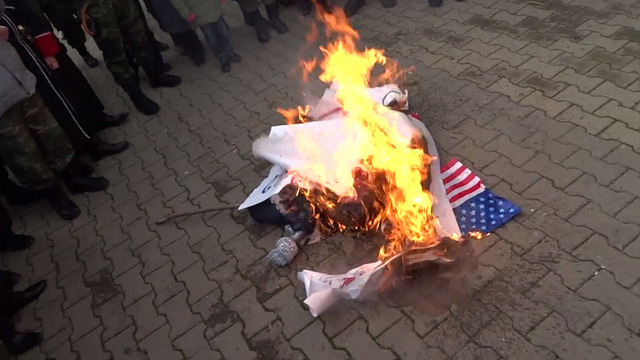 俄哥萨克士兵焚烧美土国旗 抗议俄战机被击落